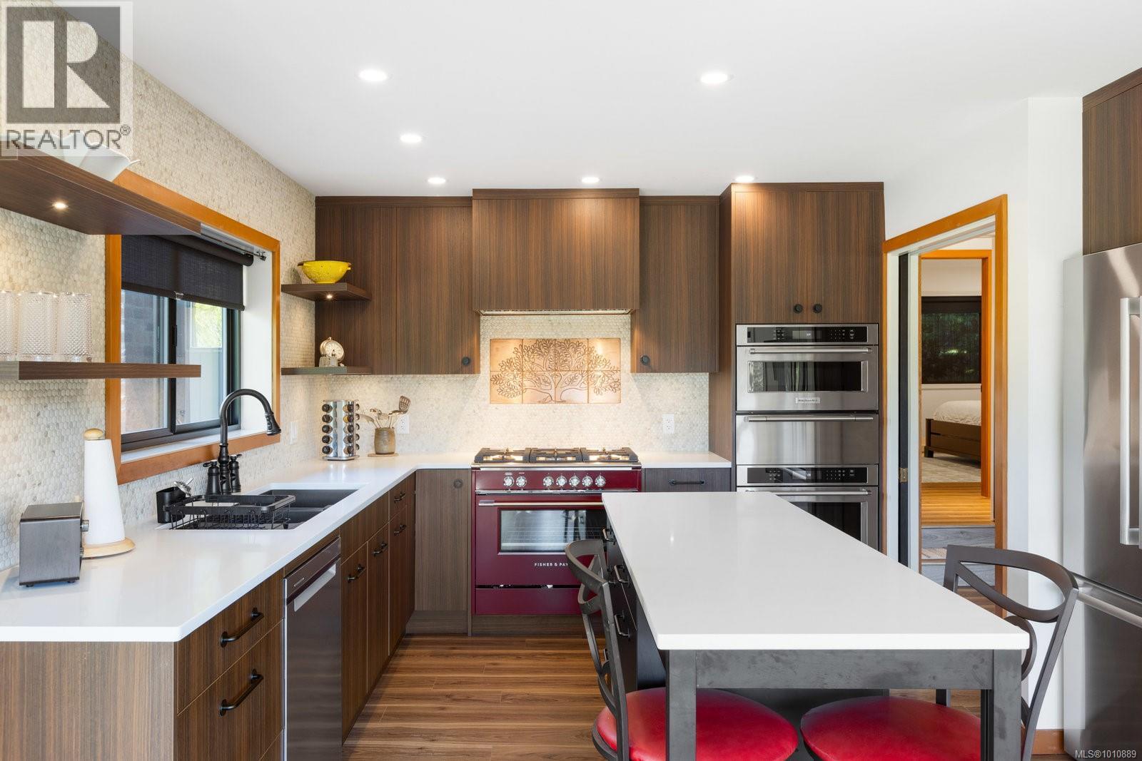 Photo 31 of 1070 Donwood Dr, Saanich BC