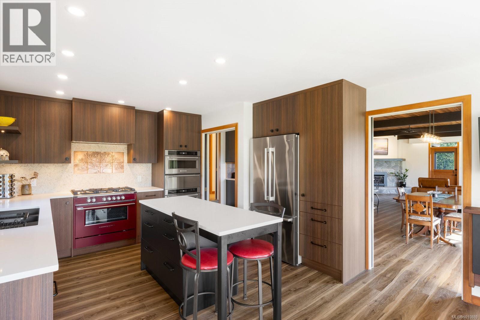 Photo 32 of 1070 Donwood Dr, Saanich BC