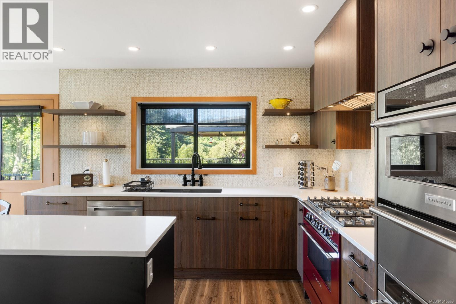 Photo 33 of 1070 Donwood Dr, Saanich BC