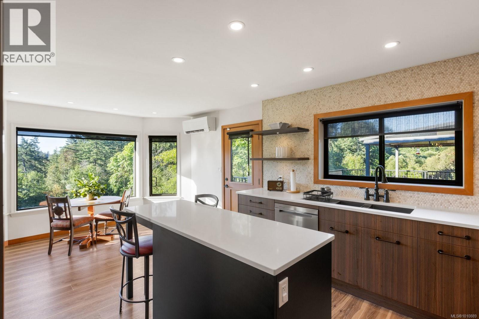 Photo 37 of 1070 Donwood Dr, Saanich BC