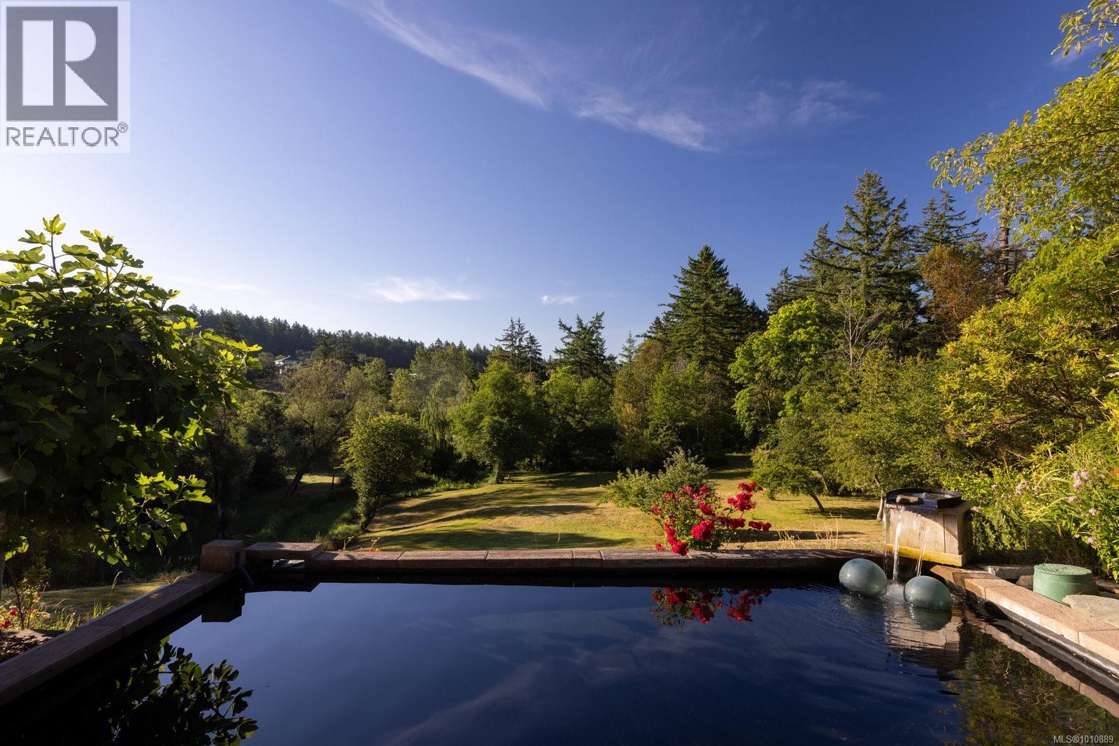 Photo 4 of 1070 Donwood Dr, Saanich BC