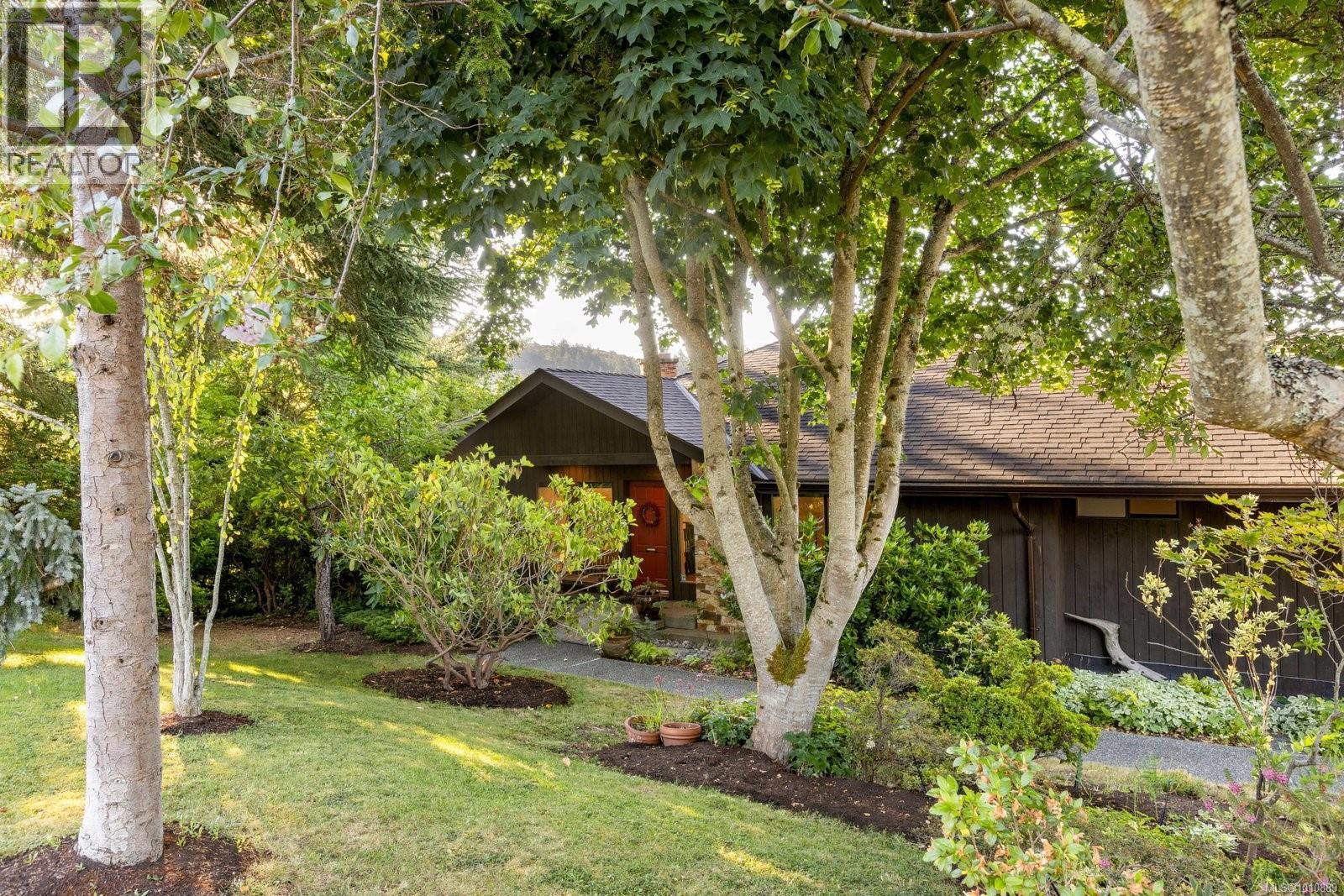 Photo 42 of 1070 Donwood Dr, Saanich BC
