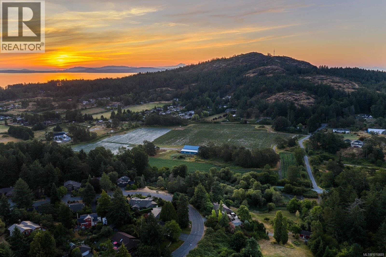 Photo 5 of 1070 Donwood Dr, Saanich BC