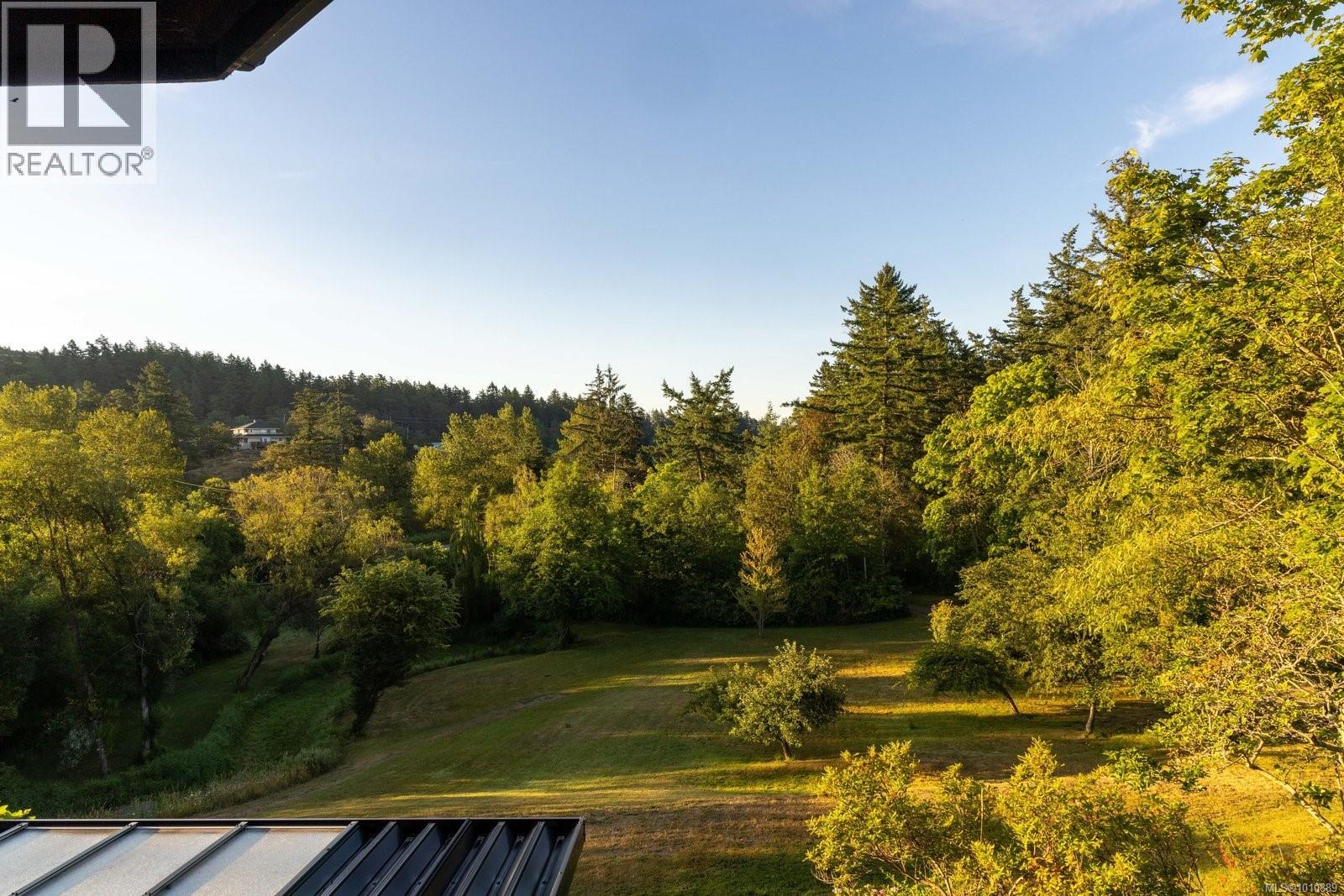Photo 9 of 1070 Donwood Dr, Saanich BC