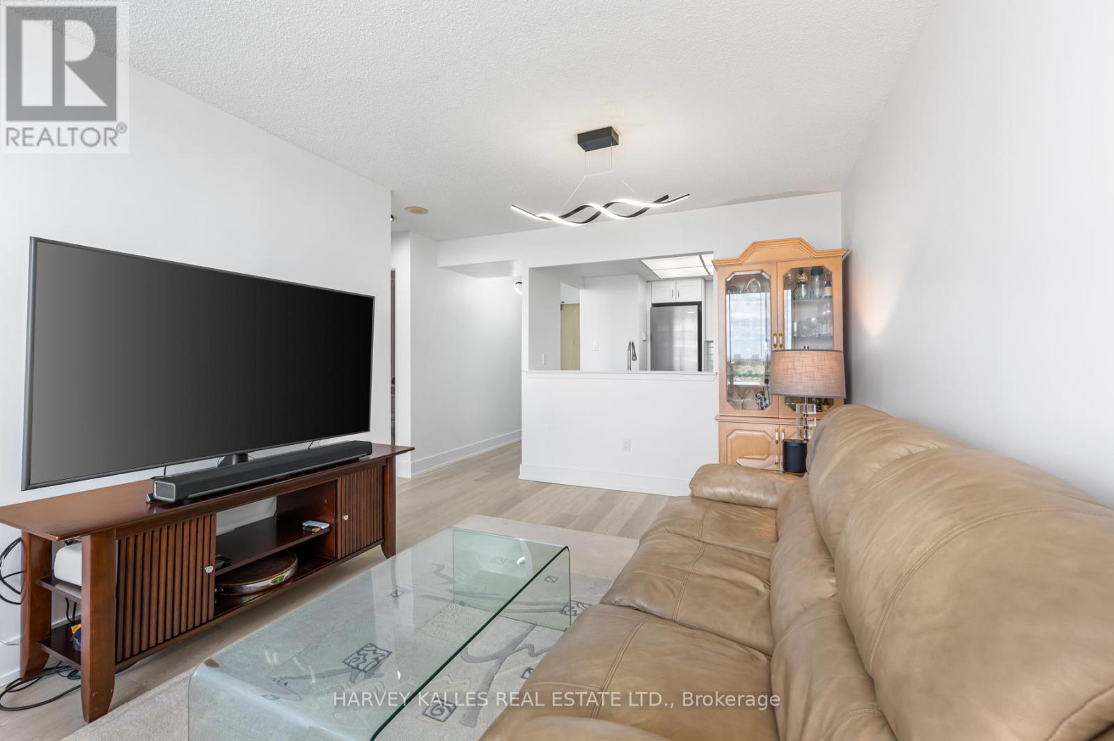 Photo 11 of 915 5 Greystone Walk Drive, Toronto ON