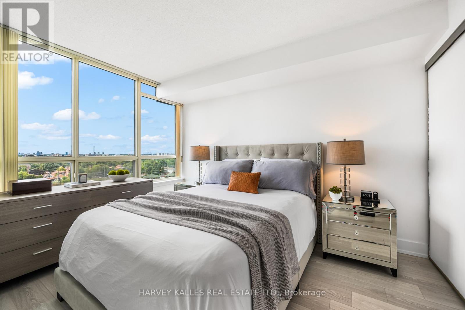 Photo 14 of 915 5 Greystone Walk Drive, Toronto ON