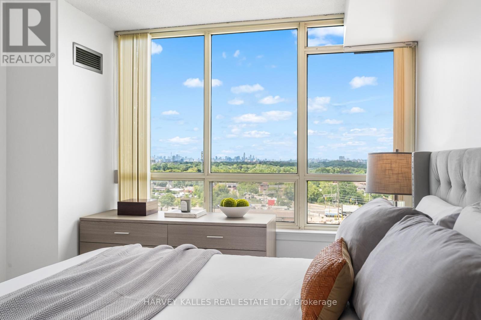 Photo 15 of 915 5 Greystone Walk Drive, Toronto ON