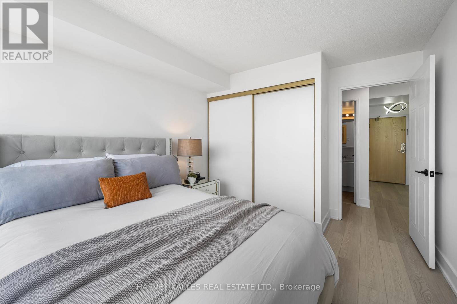 Photo 16 of 915 5 Greystone Walk Drive, Toronto ON
