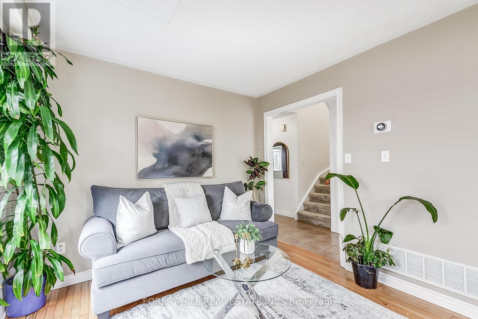Photo 2 of 61 Hearthstone Crescent, Clarington ON