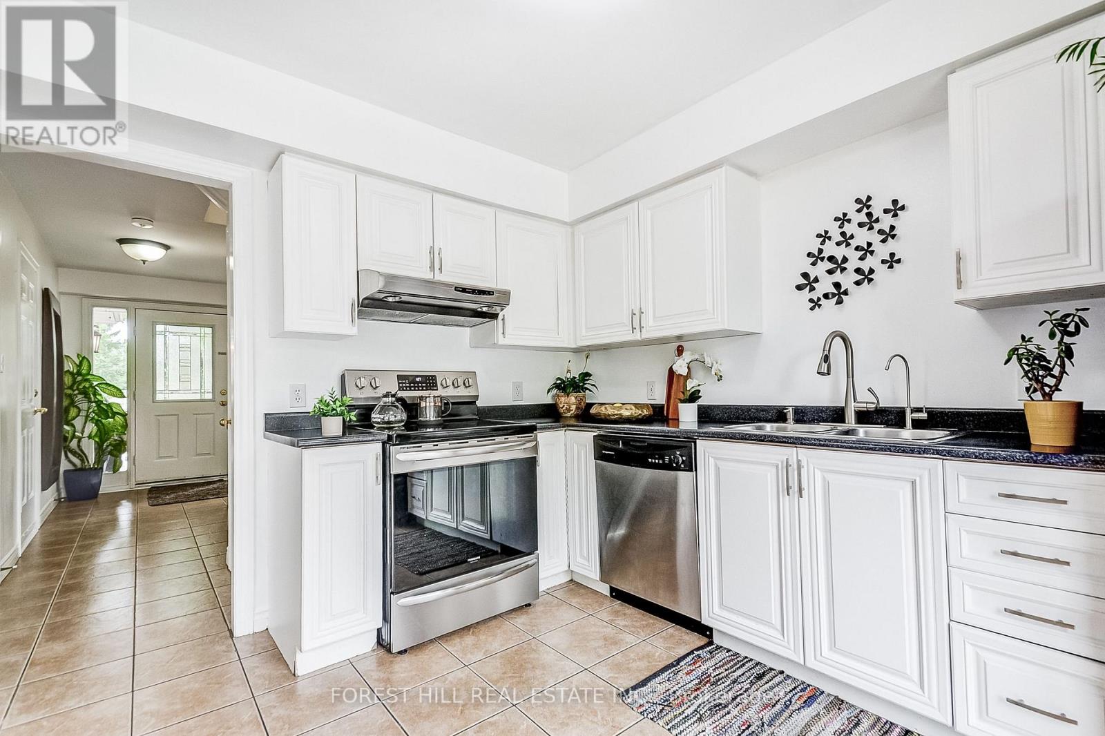 Photo 3 of 61 Hearthstone Crescent, Clarington ON