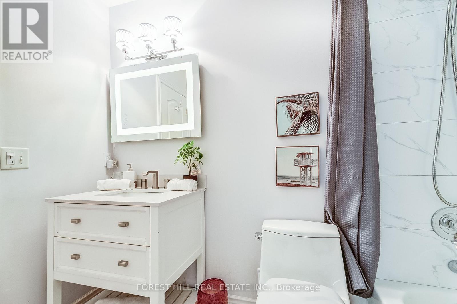 Photo 6 of 61 Hearthstone Crescent, Clarington ON