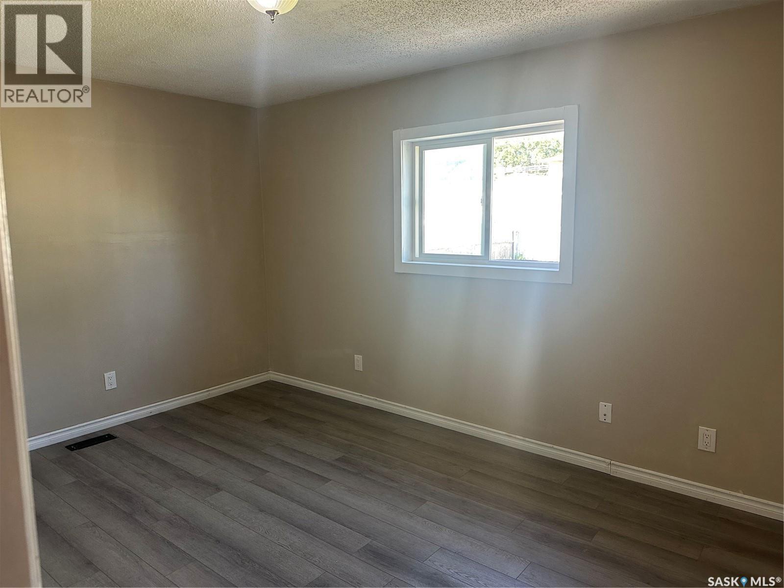 Photo 4 of 630 Elphinstone Street, Regina SK