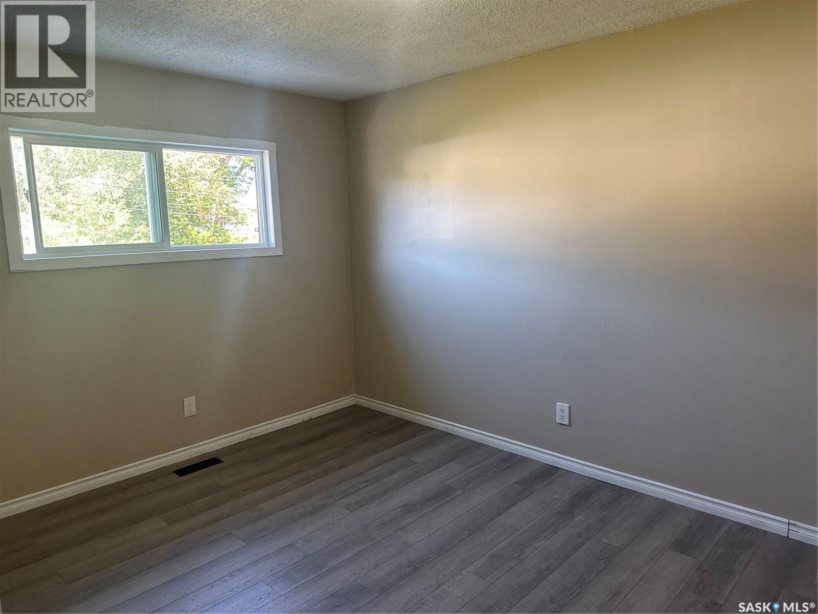 Photo 9 of 630 Elphinstone Street, Regina SK