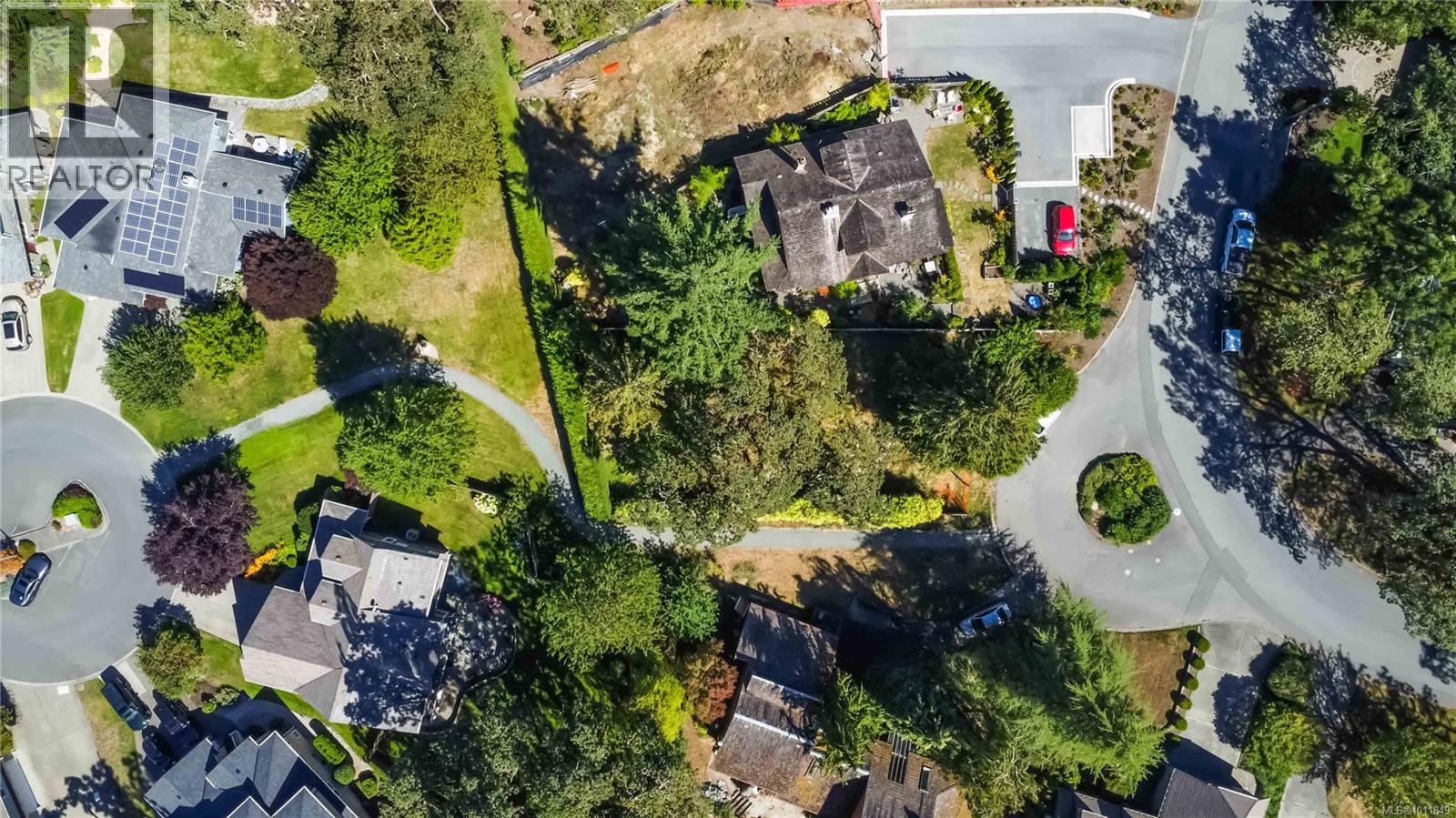 Photo 12 of 933 Woodhall Dr, Saanich BC