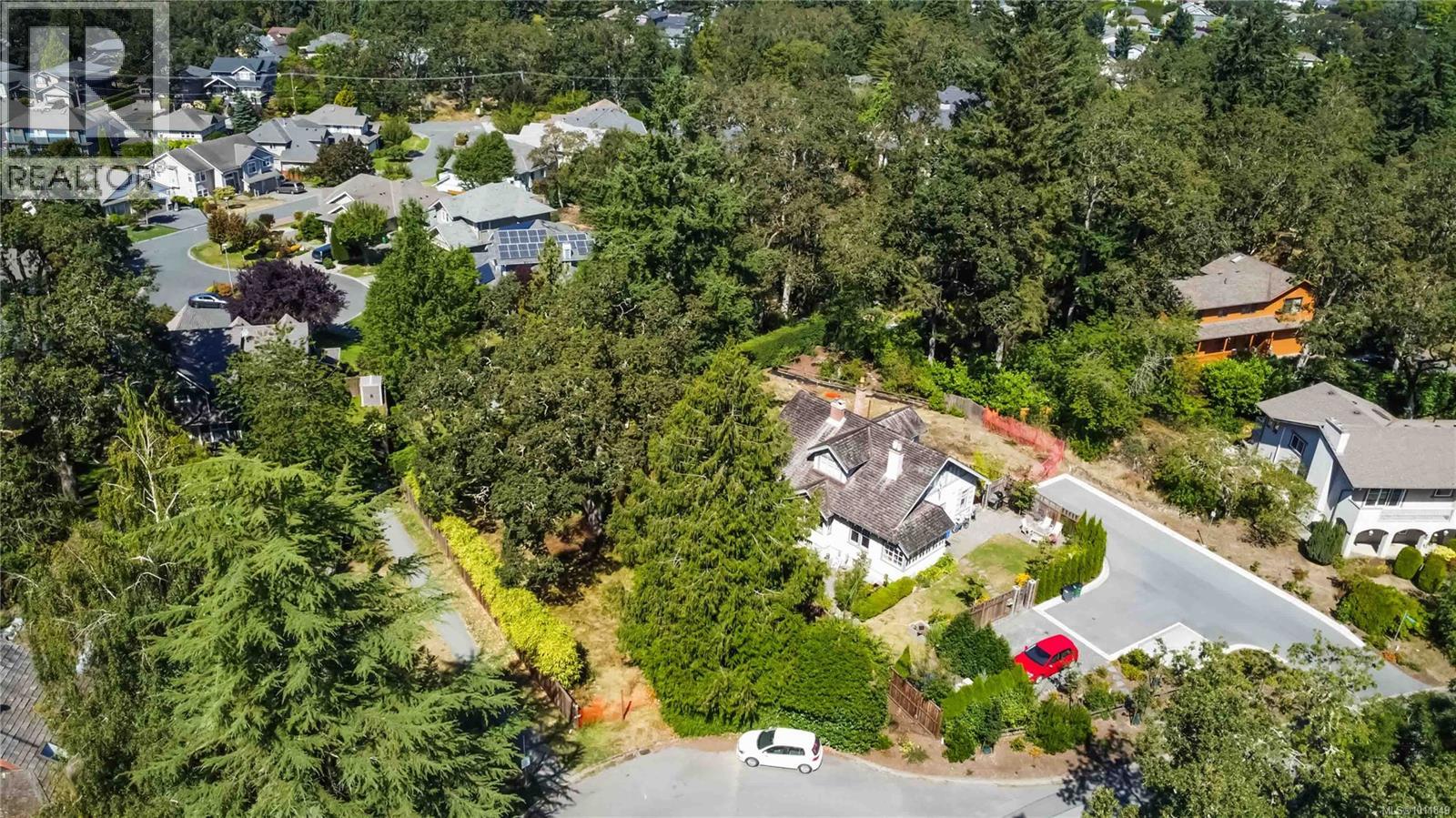 Photo 8 of 933 Woodhall Dr, Saanich BC