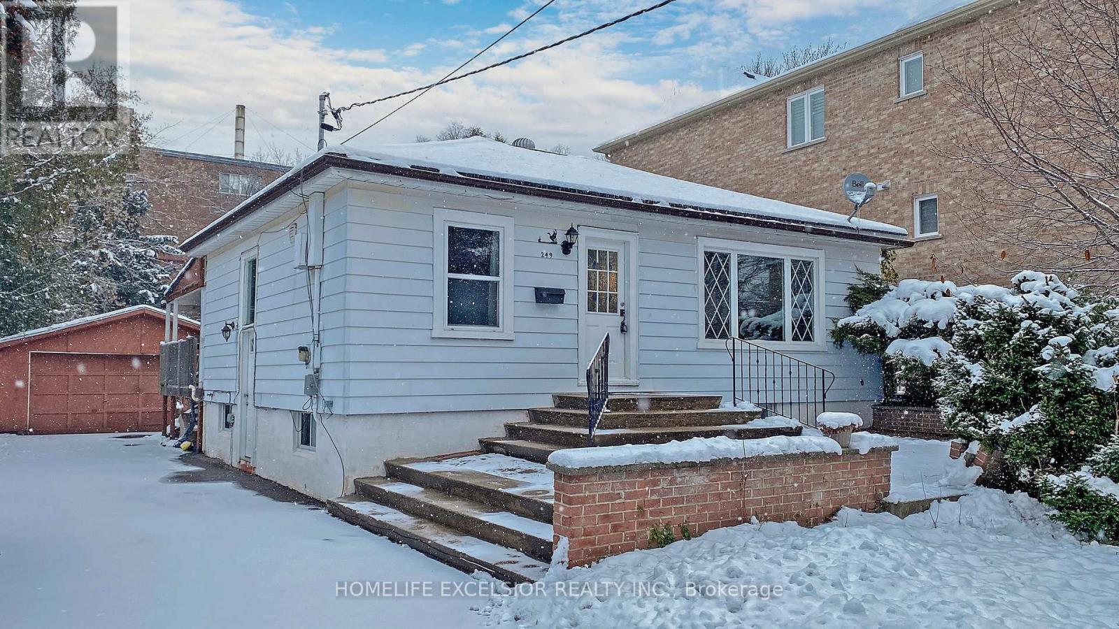Photo 2 of 249 Palmer Avenue, Richmond Hill ON