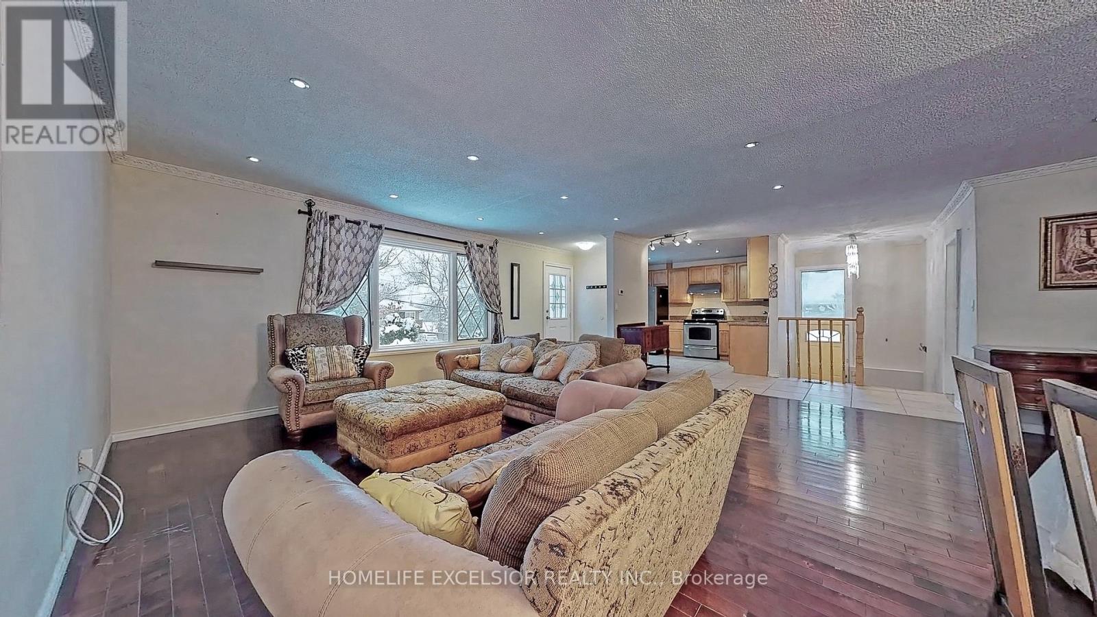 Photo 3 of 249 Palmer Avenue, Richmond Hill ON