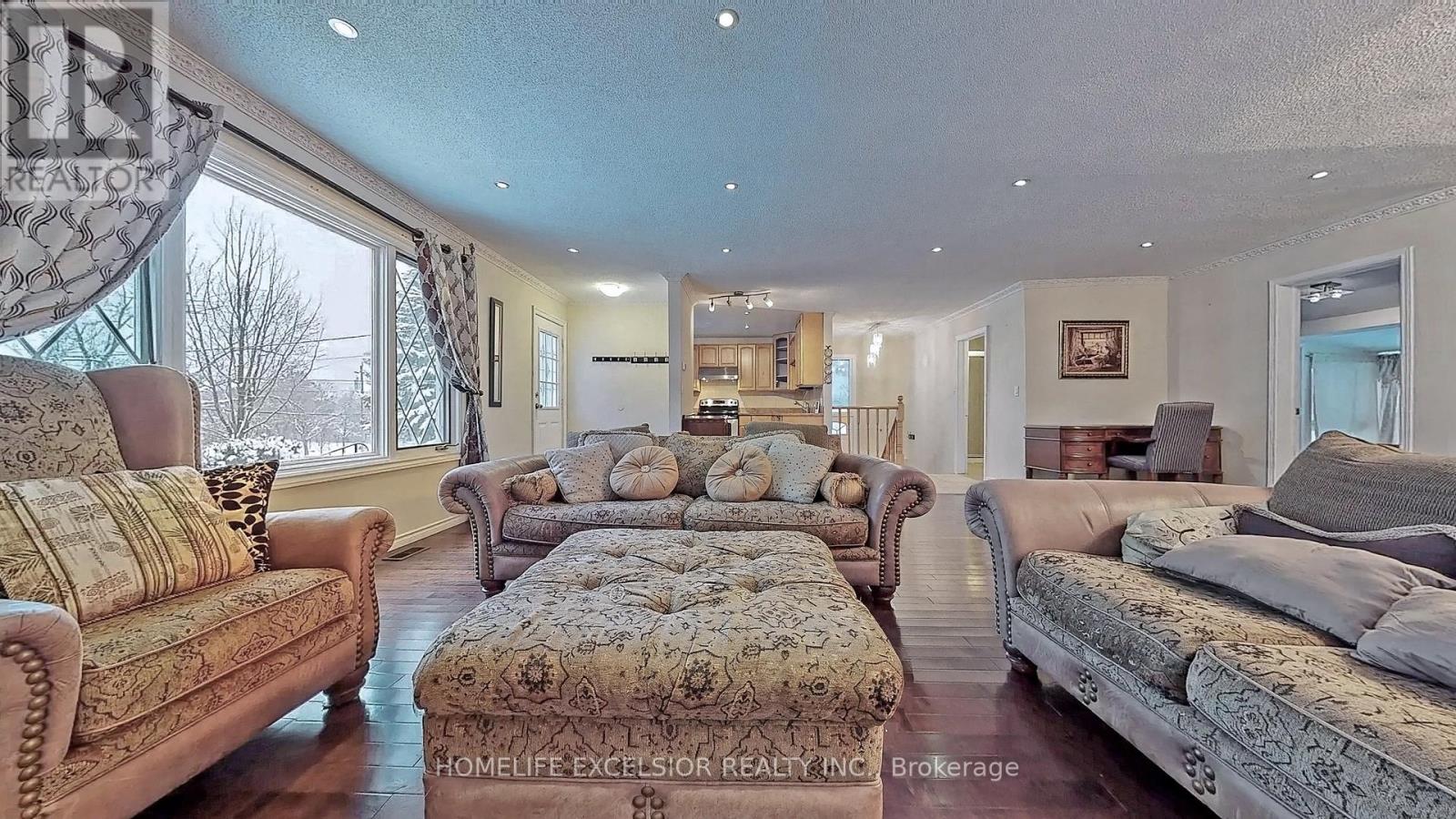 Photo 4 of 249 Palmer Avenue, Richmond Hill ON