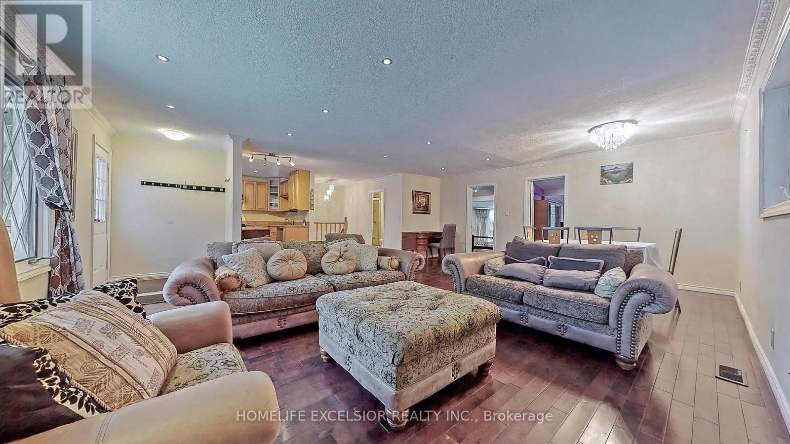 Photo 5 of 249 Palmer Avenue, Richmond Hill ON