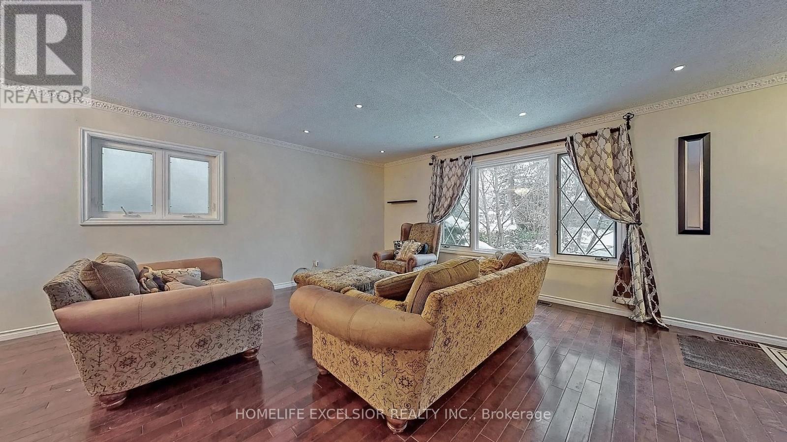 Photo 7 of 249 Palmer Avenue, Richmond Hill ON