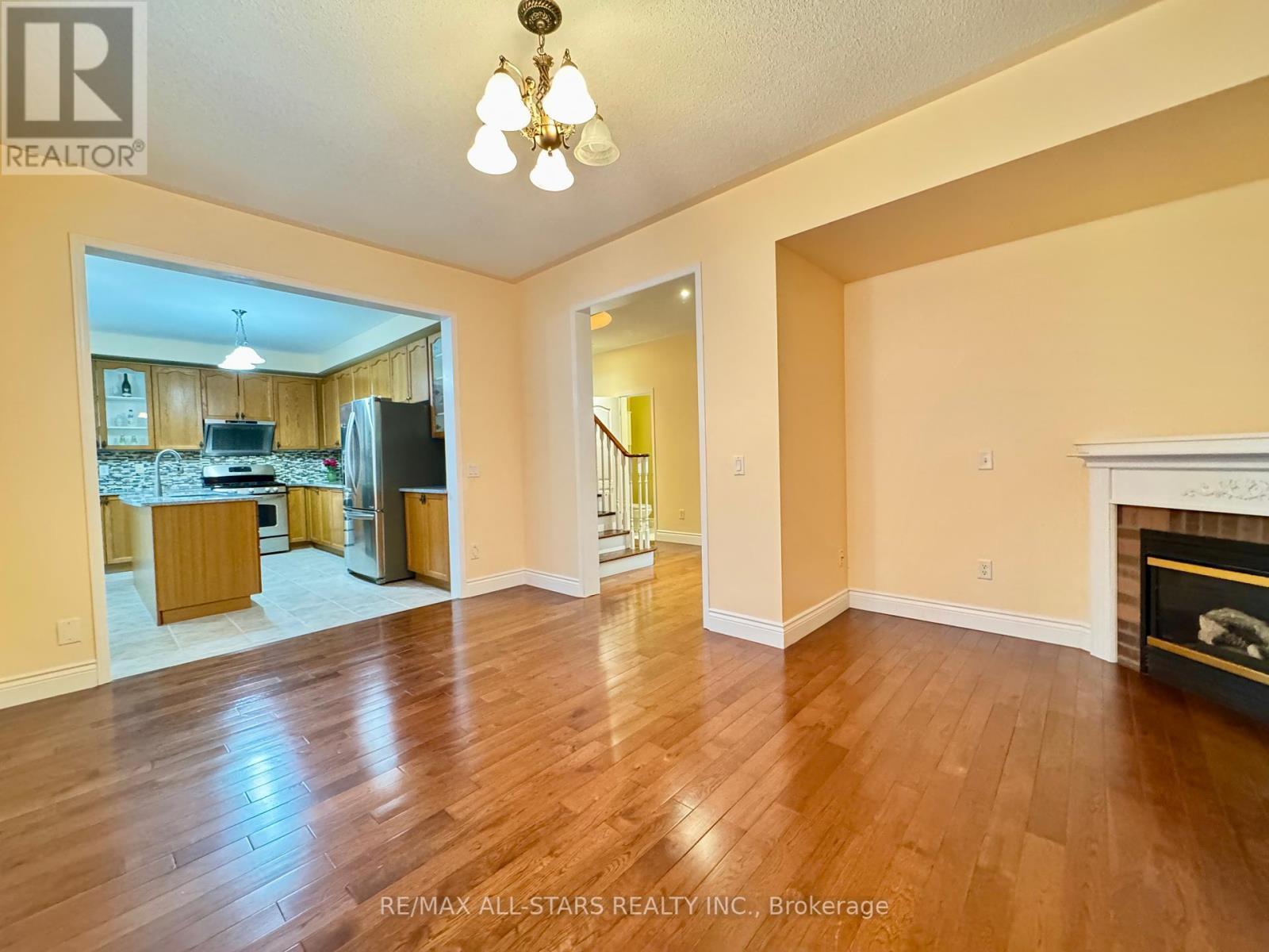 Photo 10 of 26 Belgrave Square, Markham ON