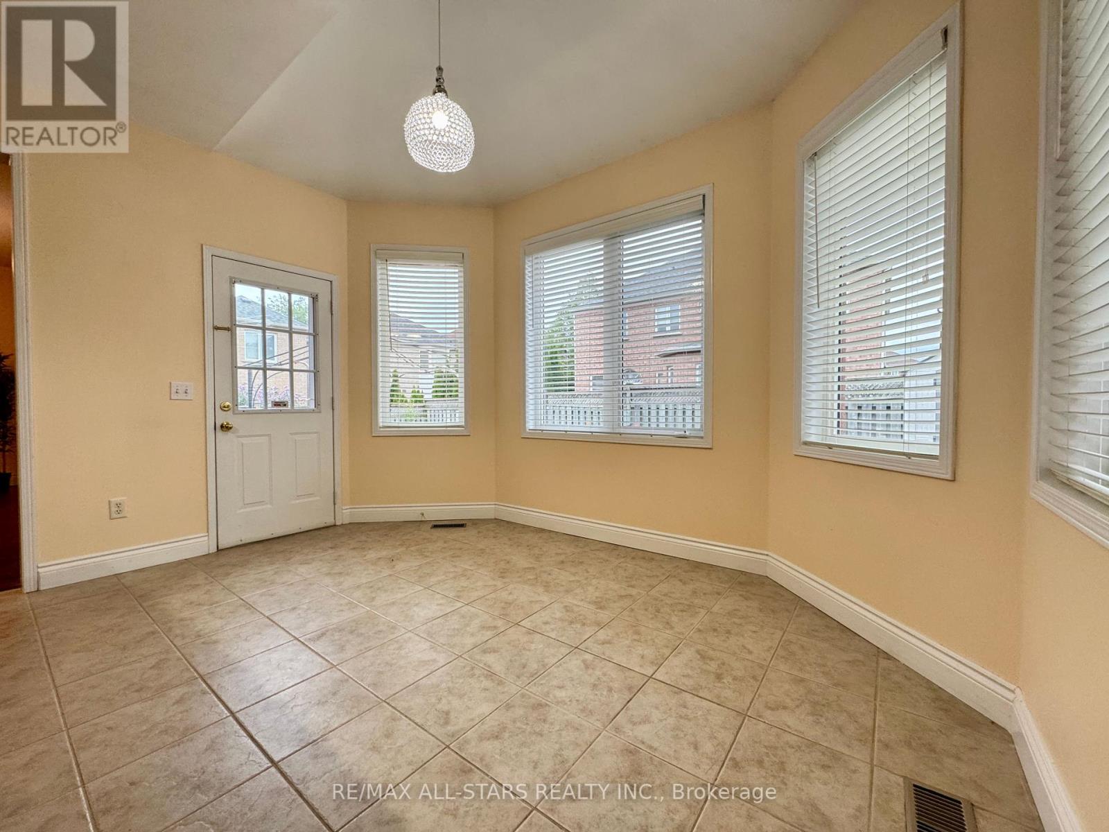 Photo 15 of 26 Belgrave Square, Markham ON
