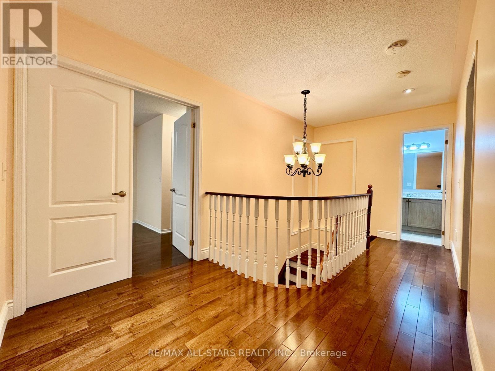 Photo 17 of 26 Belgrave Square, Markham ON