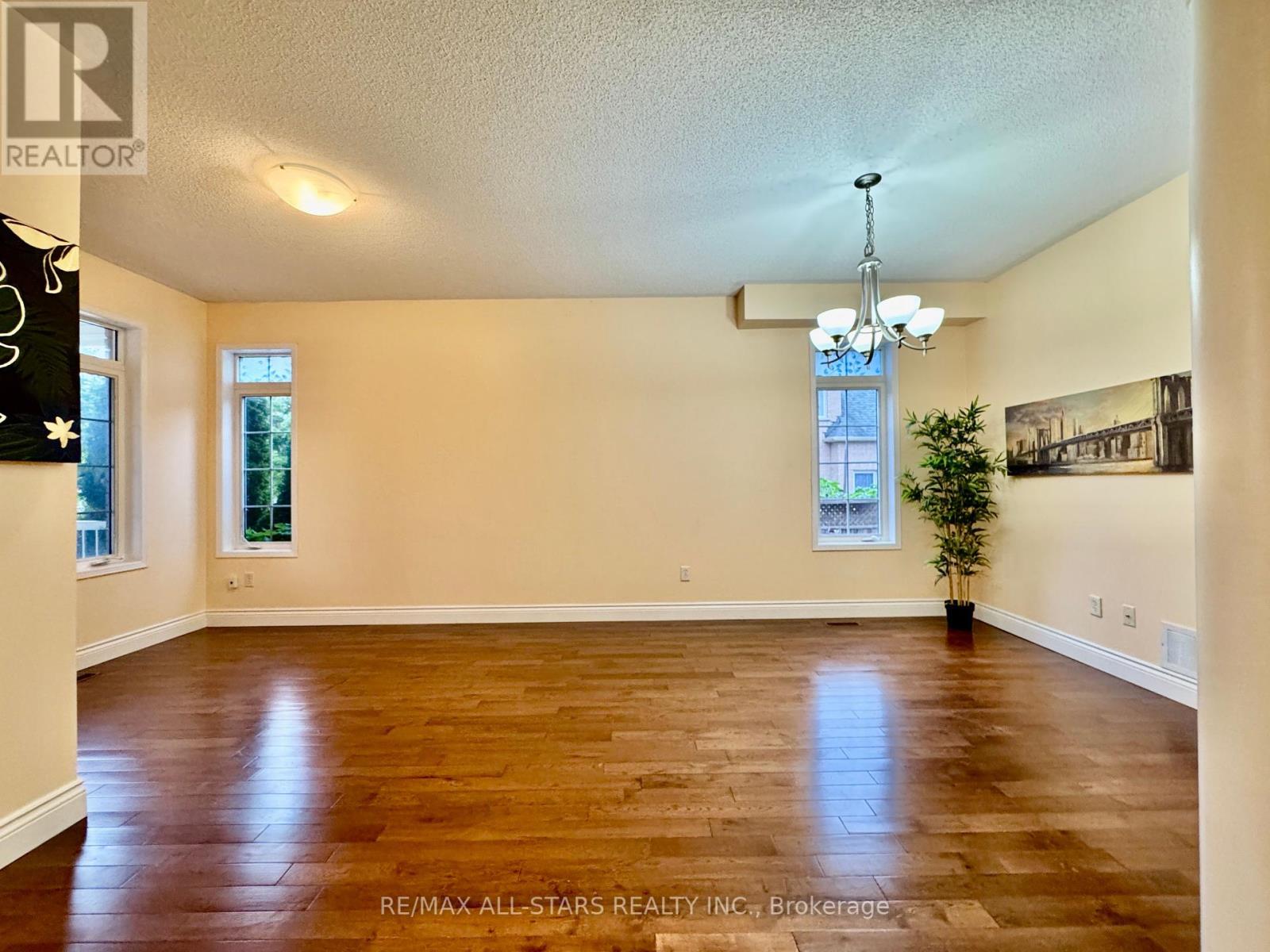 Photo 5 of 26 Belgrave Square, Markham ON