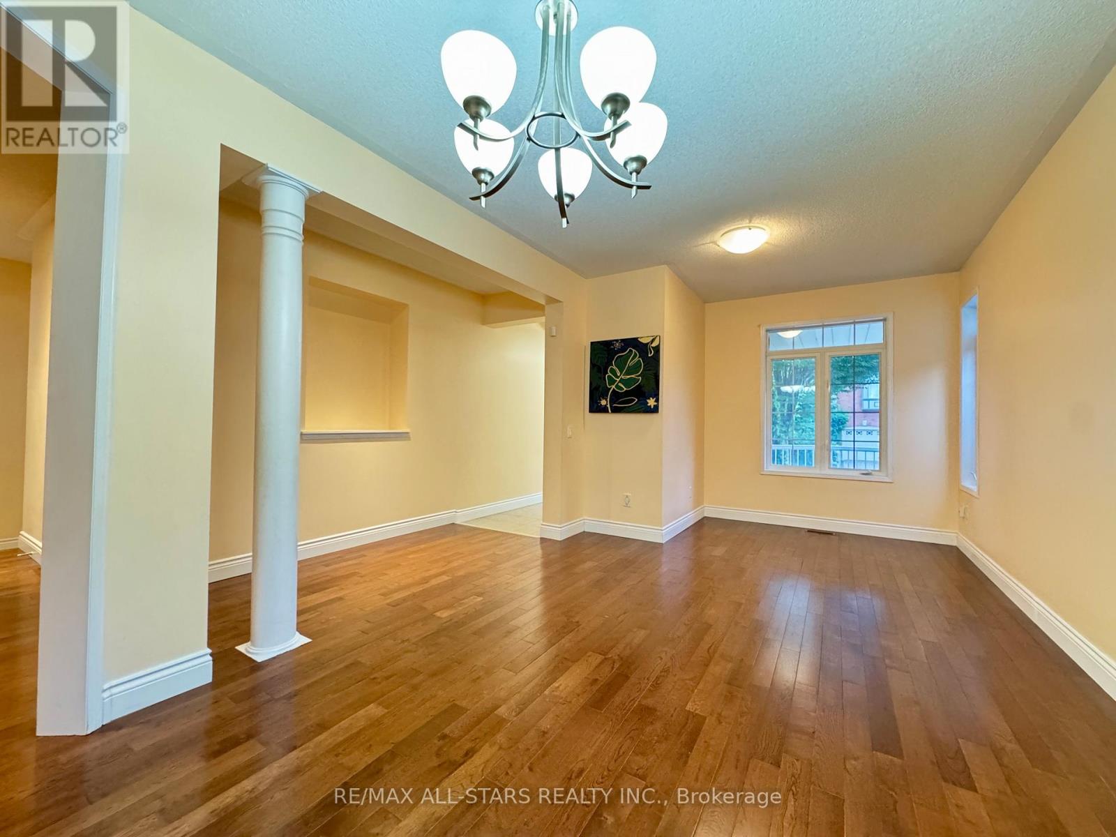 Photo 7 of 26 Belgrave Square, Markham ON