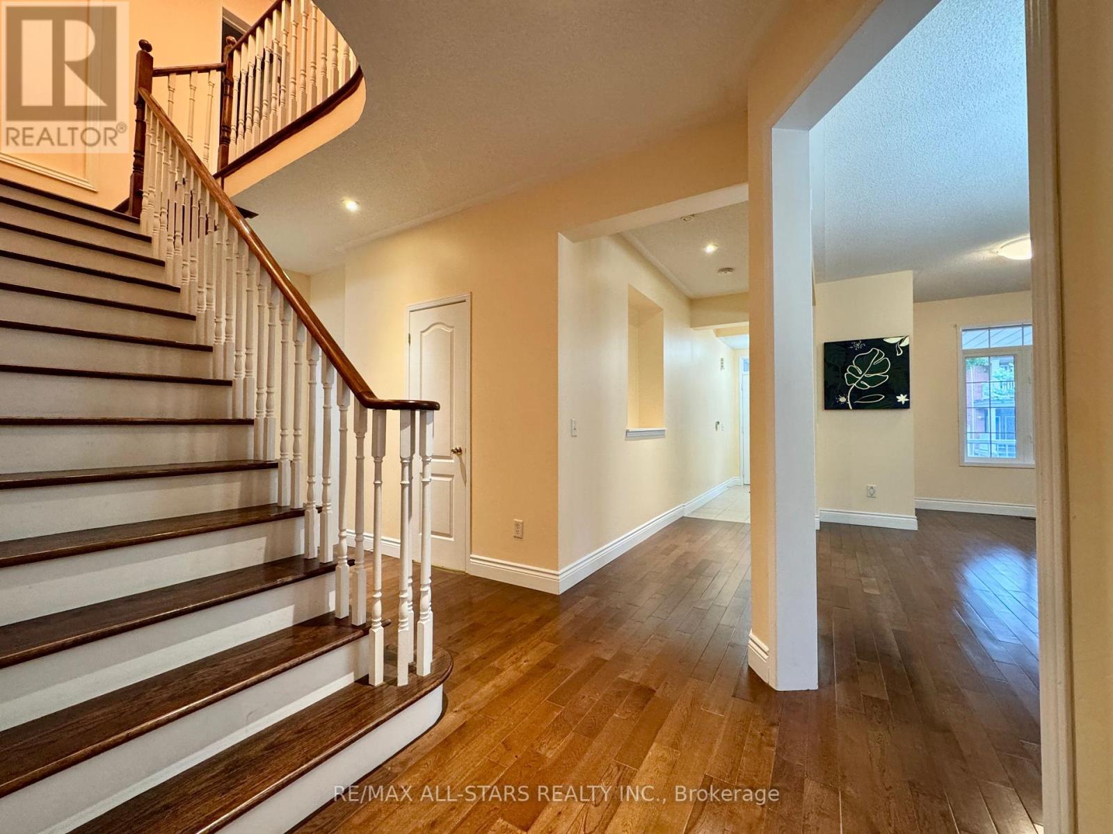 Photo 8 of 26 Belgrave Square, Markham ON