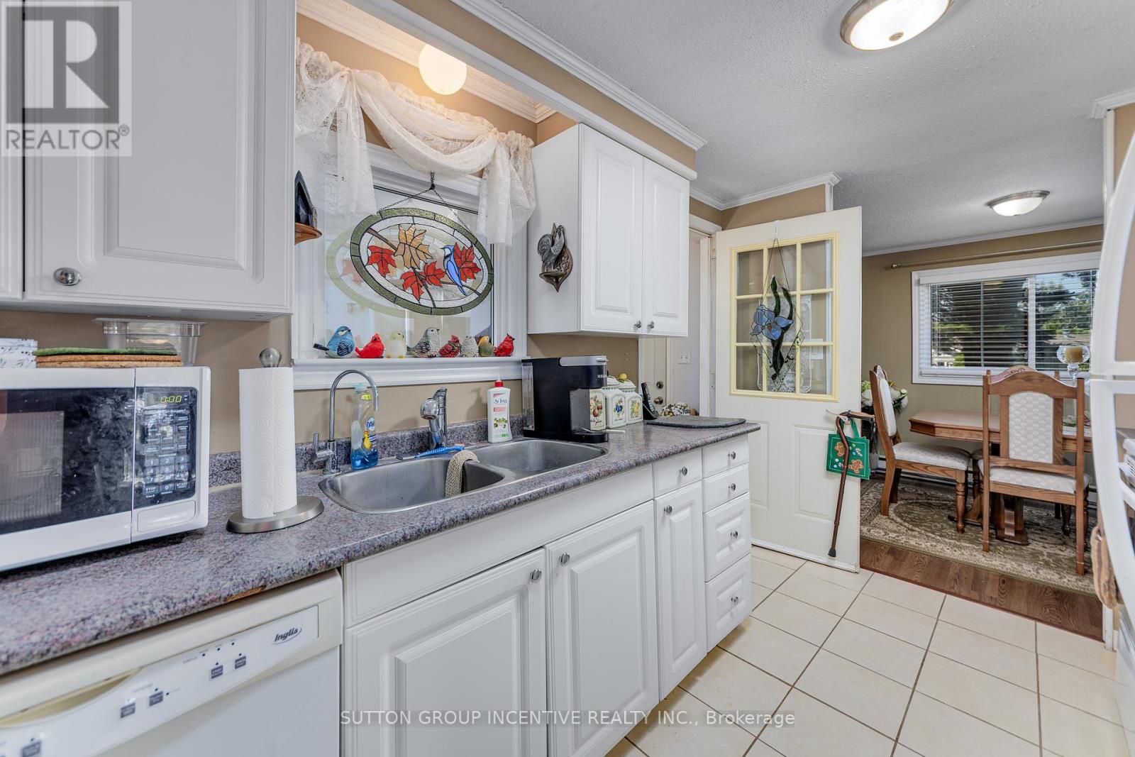 Photo 5 of 17 Weeping Willow Drive, Innisfil ON