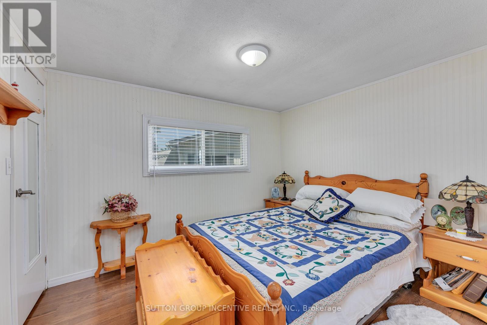 Photo 9 of 17 Weeping Willow Drive, Innisfil ON