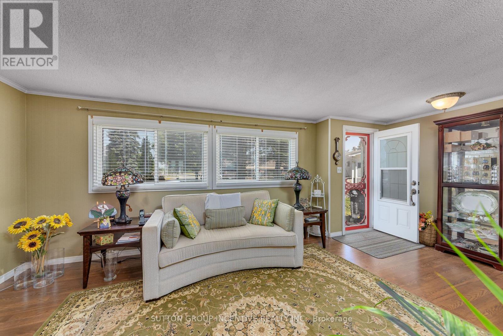 Photo 8 of 17 Weeping Willow Drive, Innisfil ON