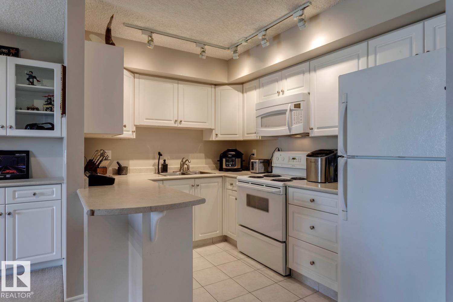 Photo 7 of 1004 9741 110 St Nw, Edmonton AB