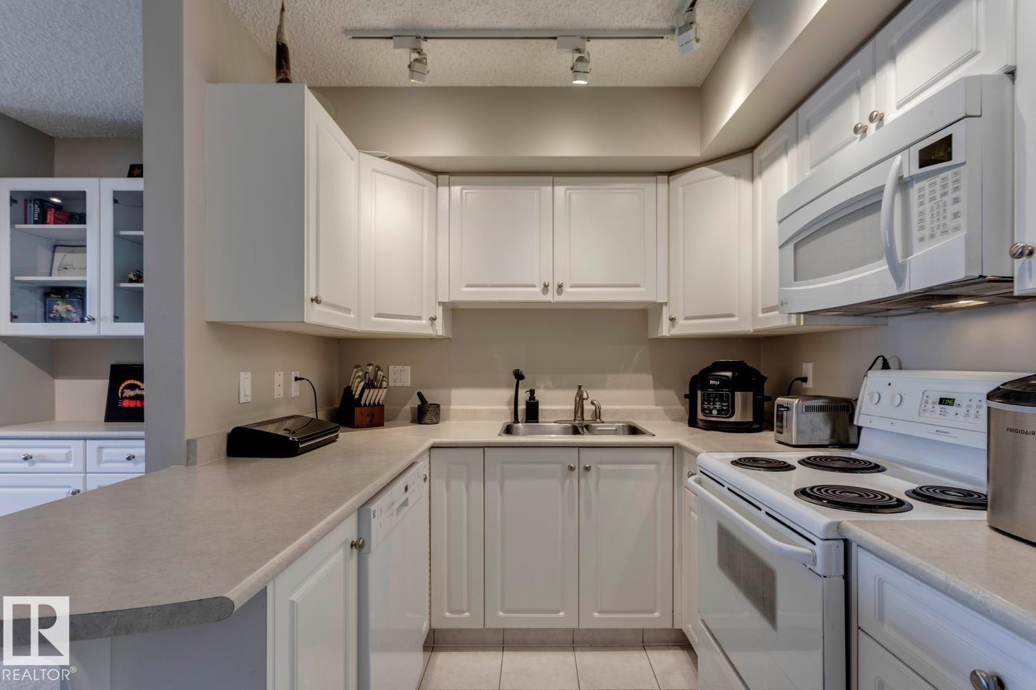 Photo 8 of 1004 9741 110 St Nw, Edmonton AB