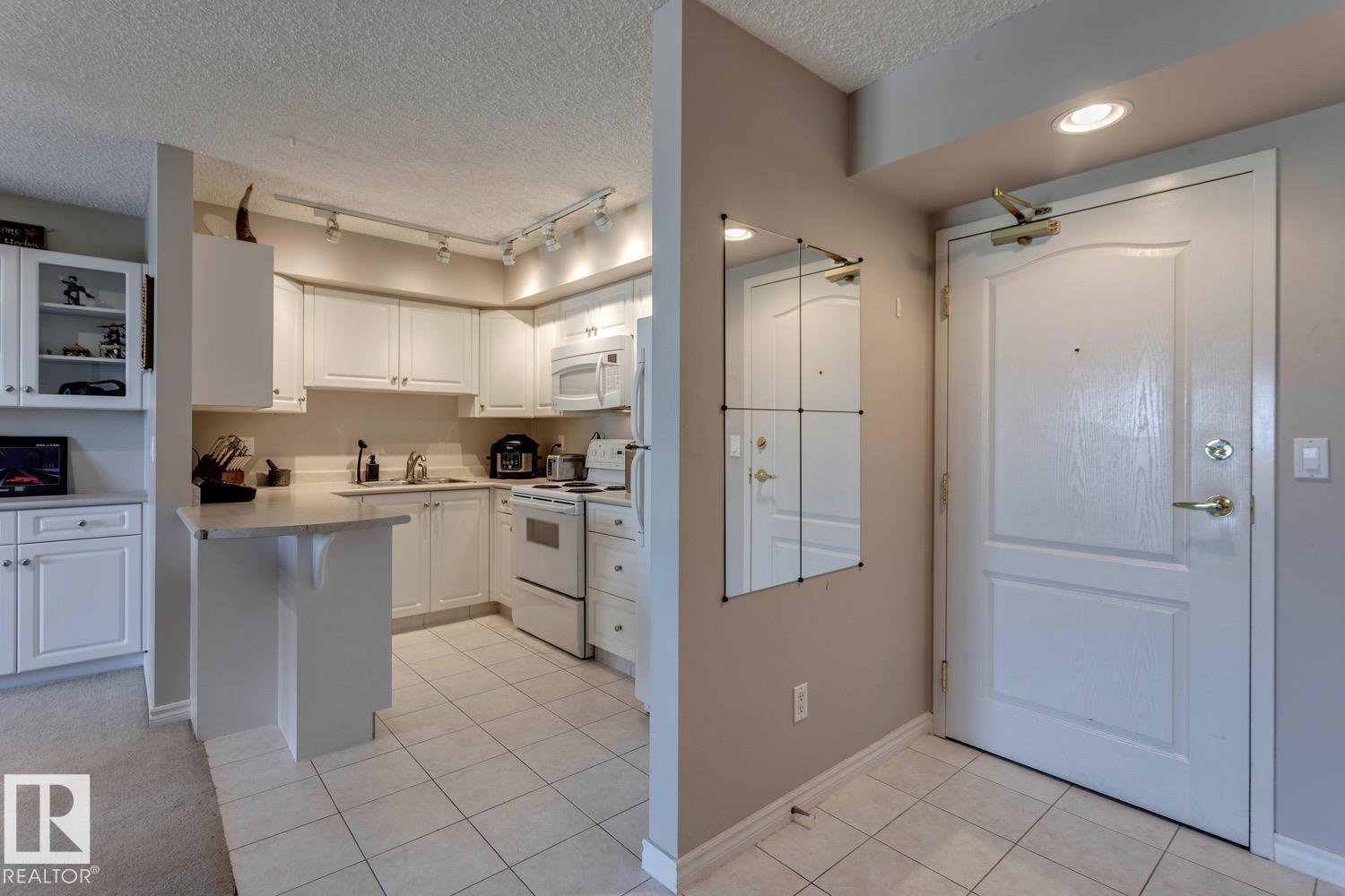 Photo 6 of 1004 9741 110 St Nw, Edmonton AB