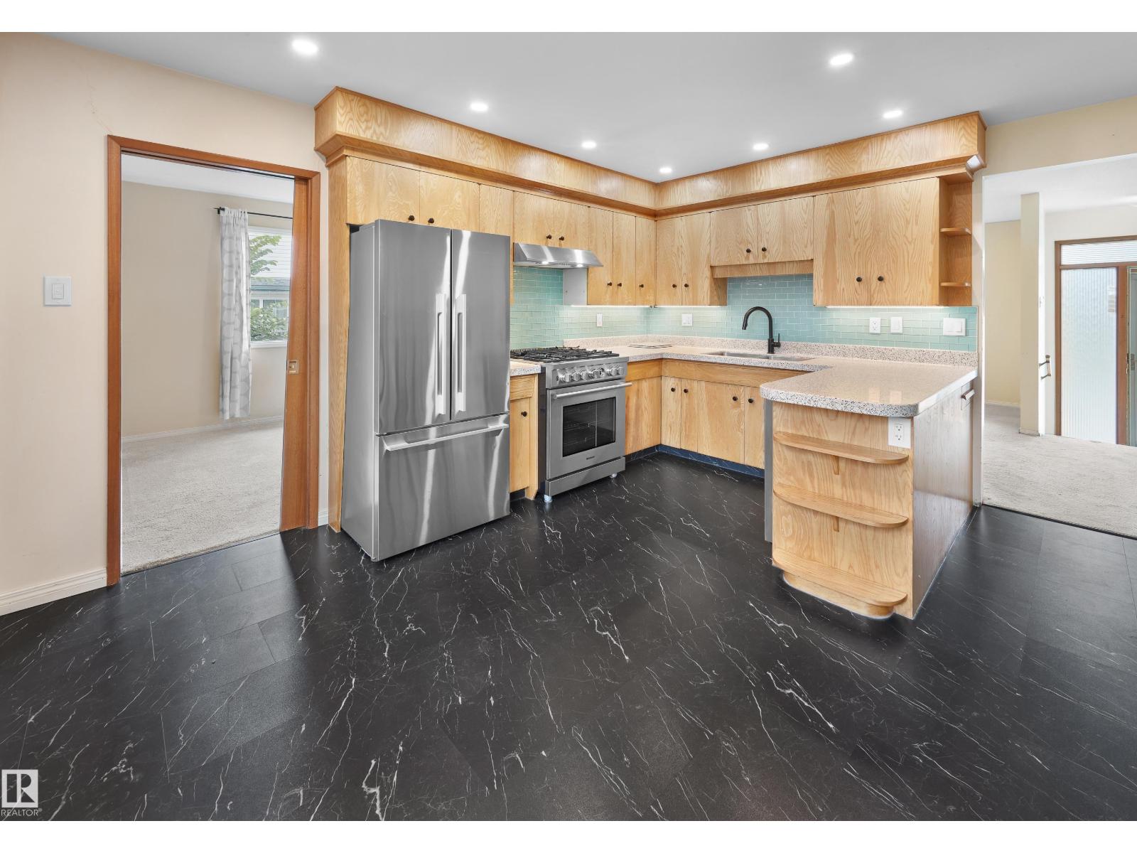 Photo 9 of 6628 124 St Nw, Edmonton AB