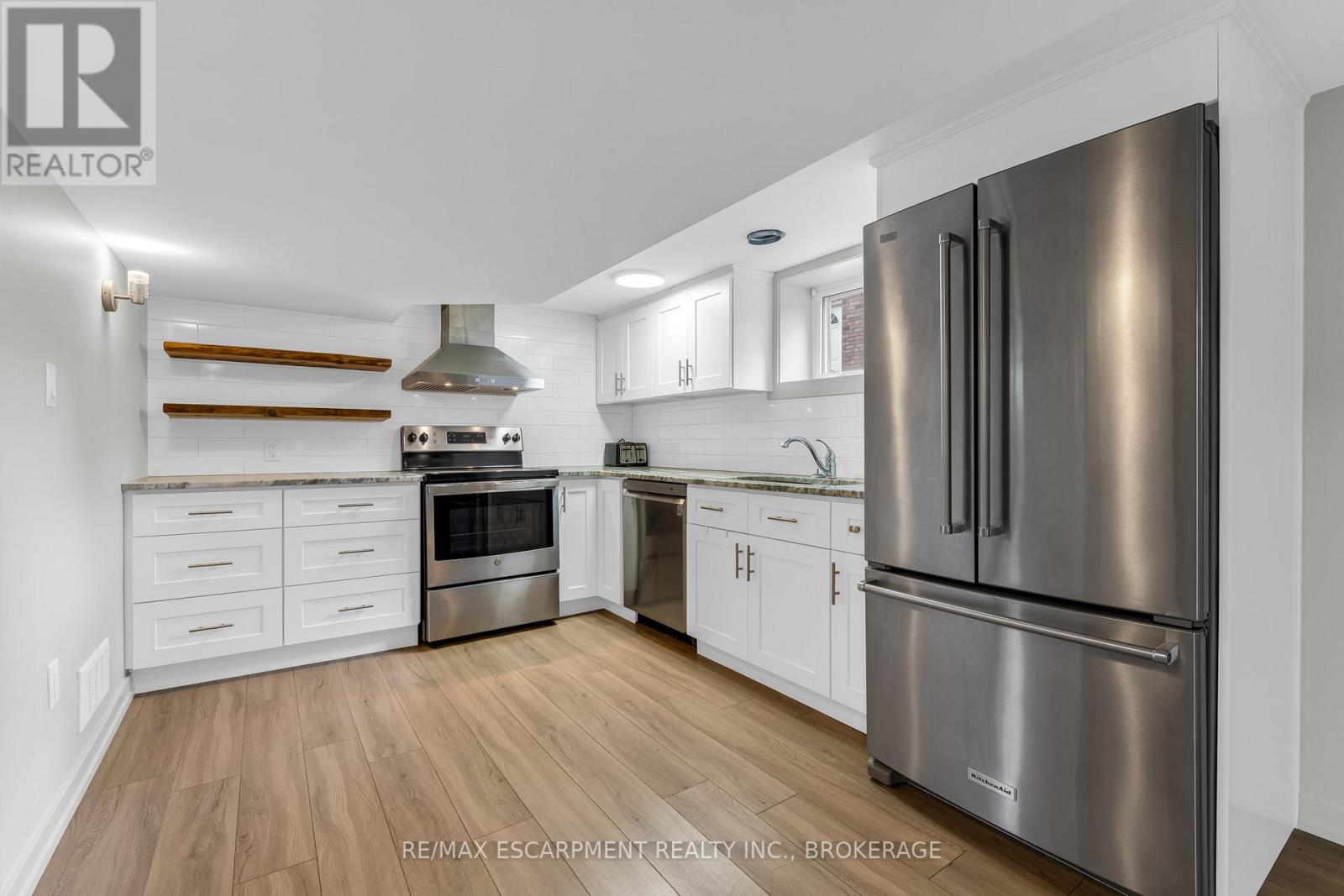 Photo 2 of Lower 366 Carlton Street, St Catharines ON