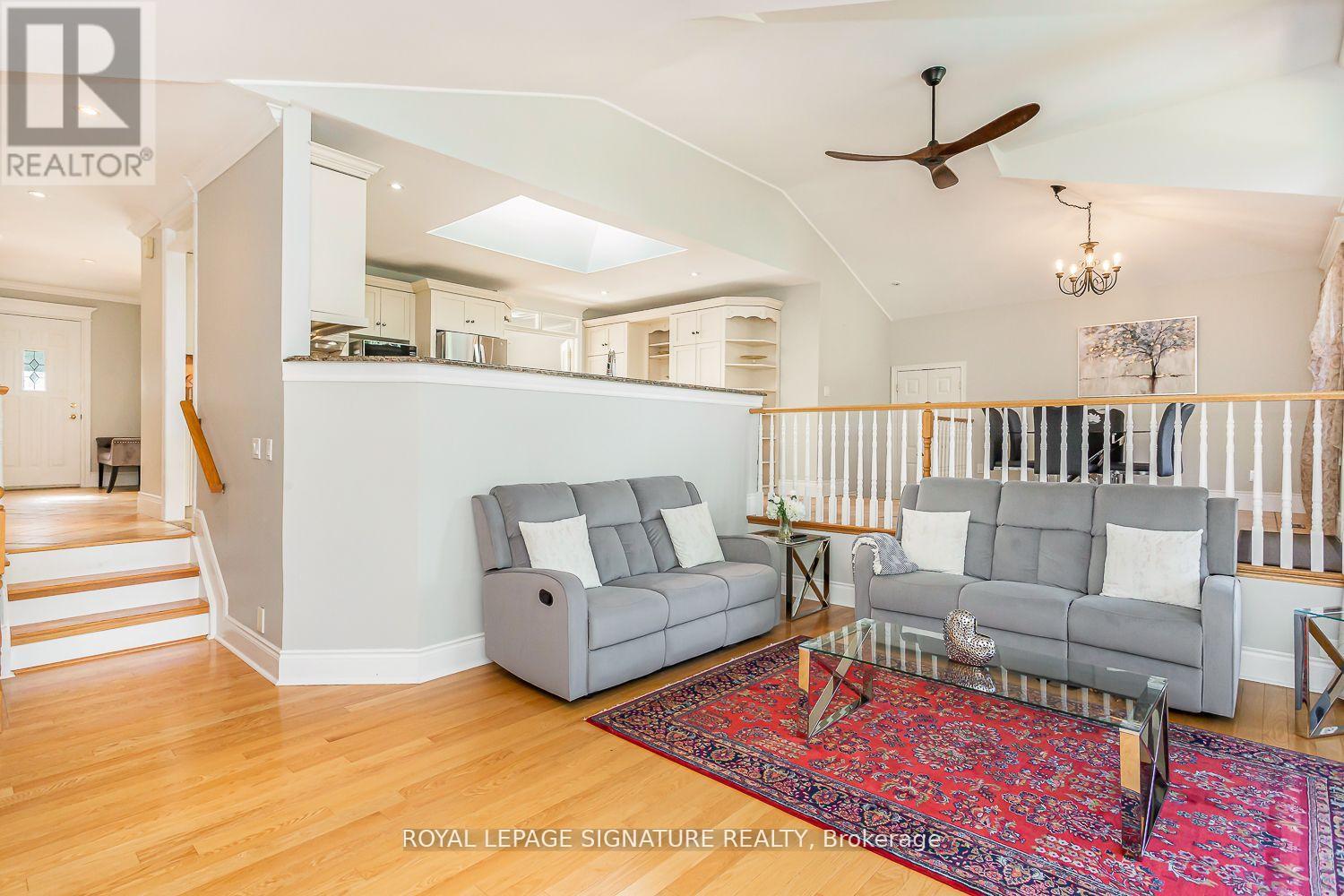 Photo 13 of 383 Maplehurst Avenue, Oakville ON