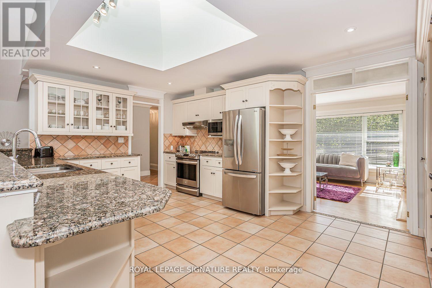 Photo 15 of 383 Maplehurst Avenue, Oakville ON