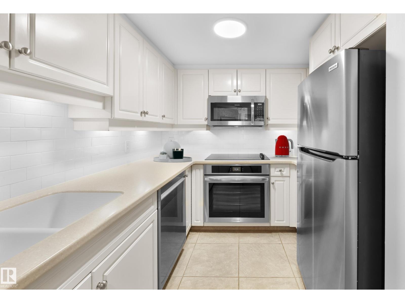 Photo 11 of 9021 98 Av Nw, Edmonton AB