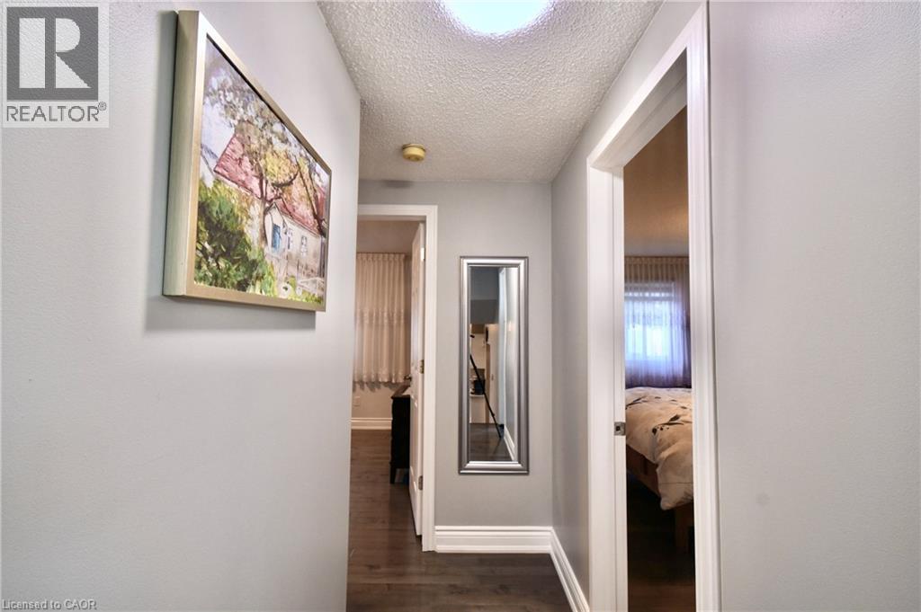 Photo 12 of 40 Lyton Crescent, Stoney Creek ON