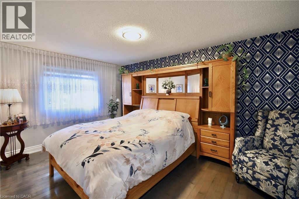 Photo 13 of 40 Lyton Crescent, Stoney Creek ON