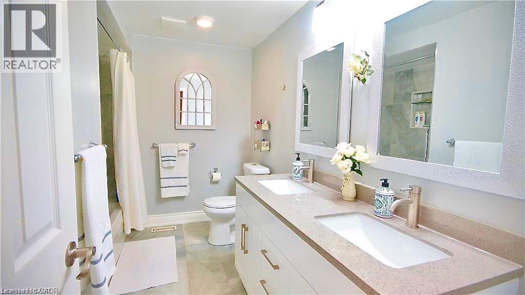 Photo 15 of 40 Lyton Crescent, Stoney Creek ON