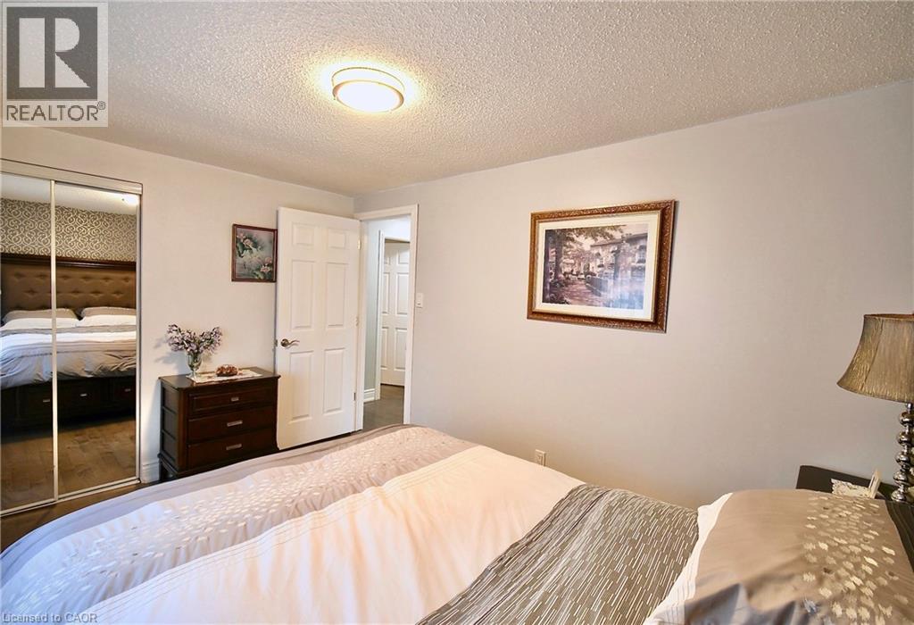Photo 17 of 40 Lyton Crescent, Stoney Creek ON