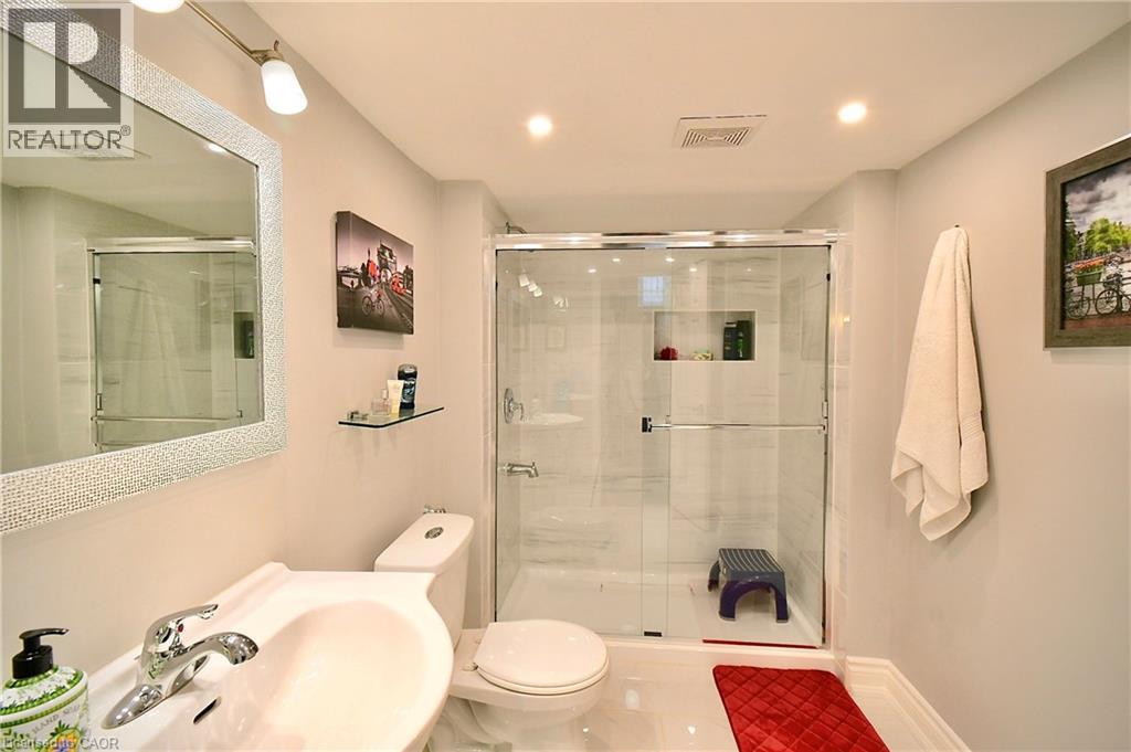Photo 25 of 40 Lyton Crescent, Stoney Creek ON