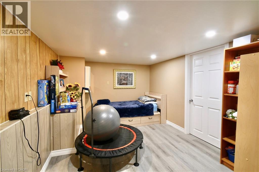 Photo 27 of 40 Lyton Crescent, Stoney Creek ON