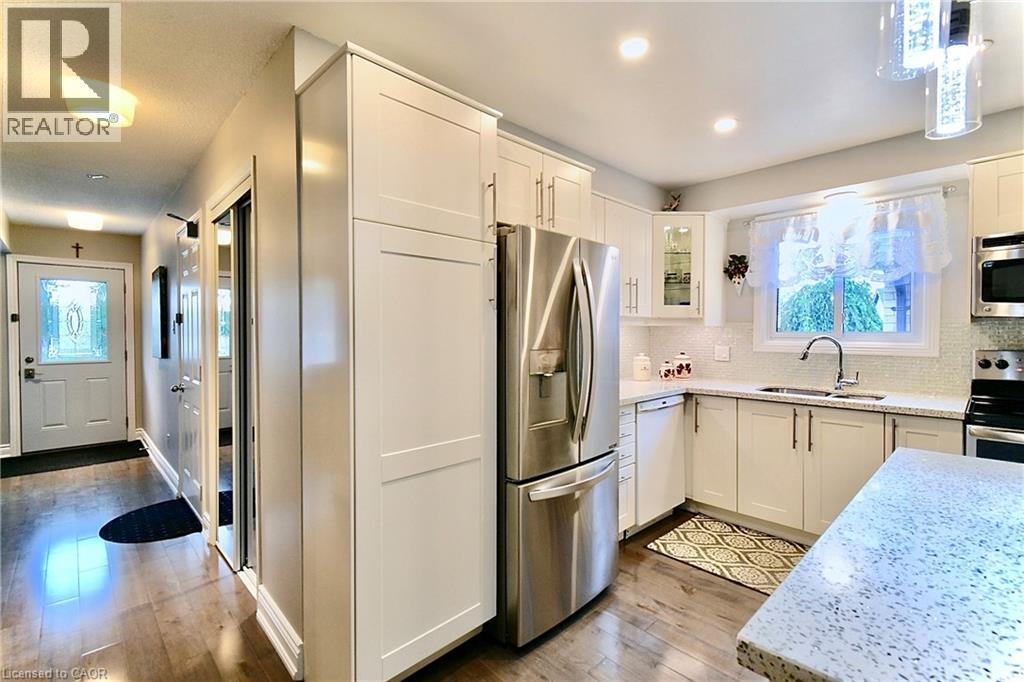 Photo 4 of 40 Lyton Crescent, Stoney Creek ON