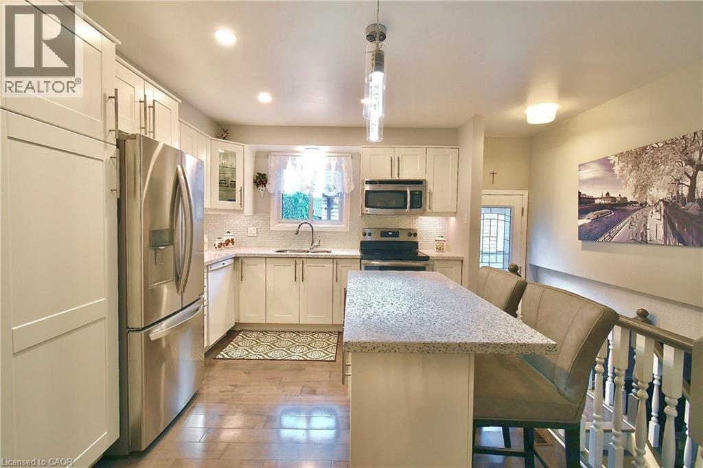 Photo 5 of 40 Lyton Crescent, Stoney Creek ON