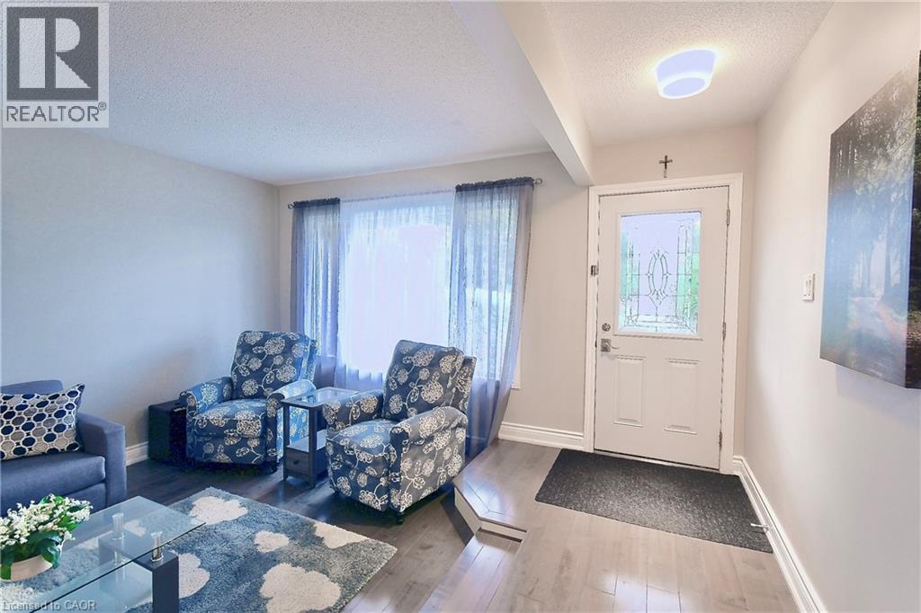 Photo 9 of 40 Lyton Crescent, Stoney Creek ON
